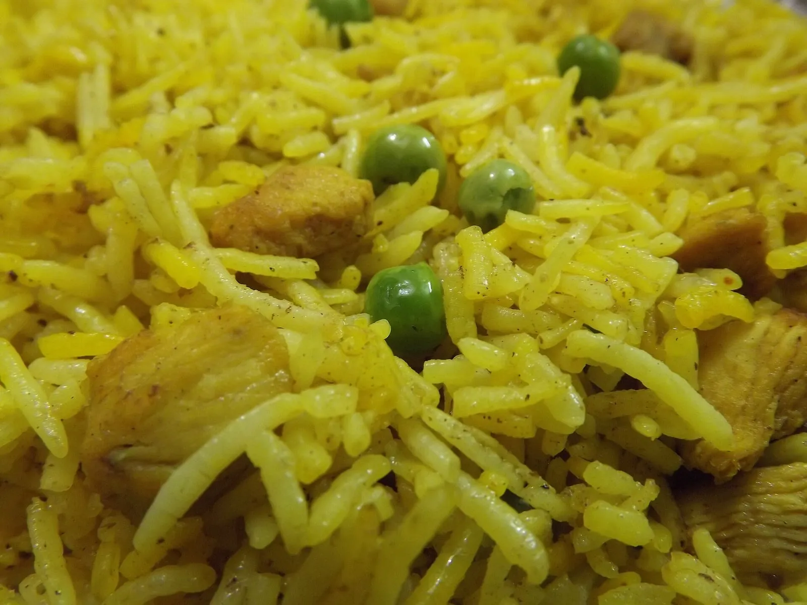 Chicken yakhni pulao with fried onion garnish